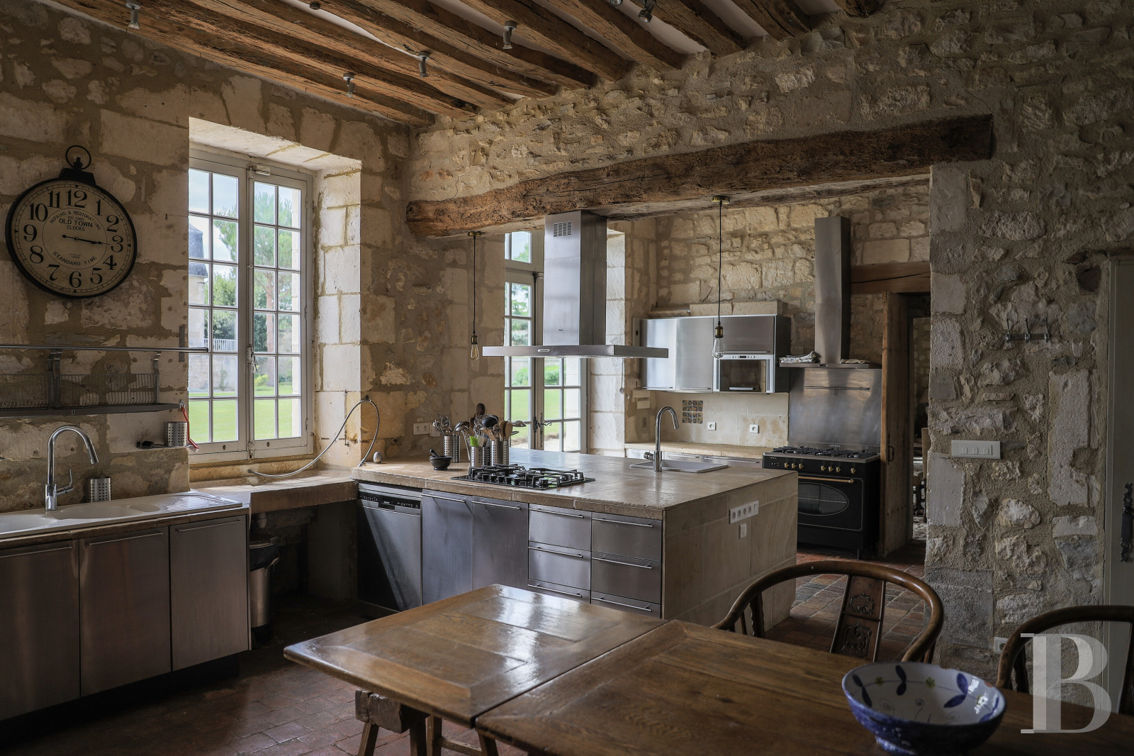 En Bourgogne, non loin de Vézelay, un château en bord de falaise surplombant l’Yonne - photo  n°23